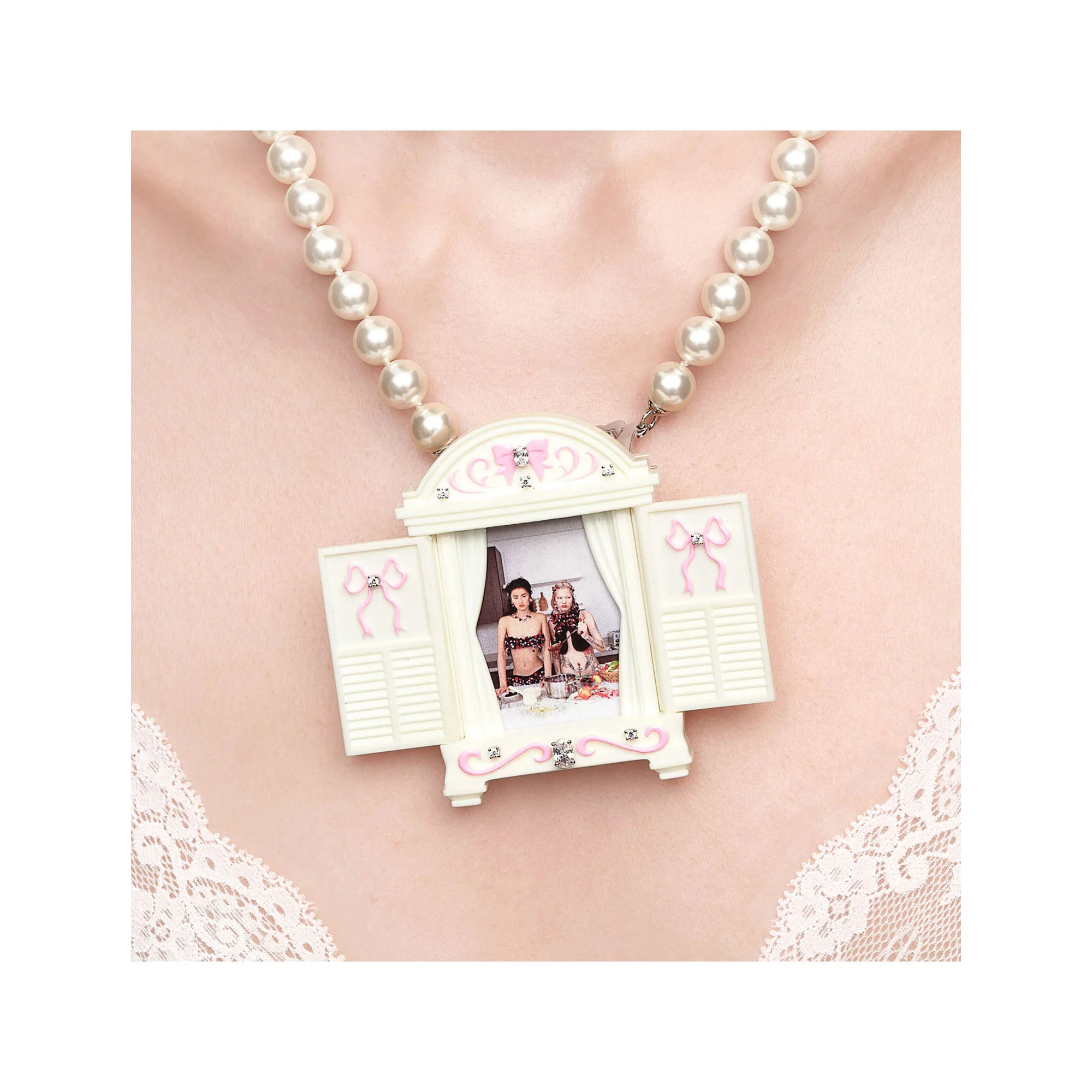 WHITE ASHLEY WILLIAMS X YVMIN WINDOW PHOTO FRAME BROOCH NECKLACE - Image 2